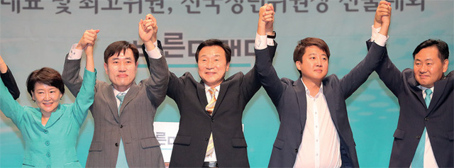 ▲ 인사하는 손학규 2일 오후 국회 의원회관에서 열린 바른미래당 당대표 및 최고위원 및 전국청년위원장 선출대회에서 신임 당대표로 선출된 손학규 후보(가운데)가 당원들에게 인사하고 있다. 연합뉴스