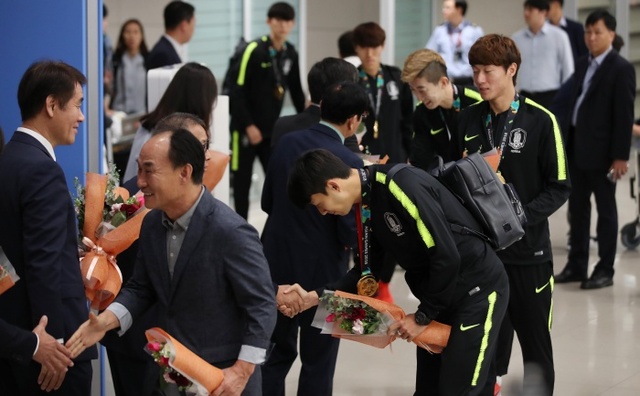 ▲ 2018 자카르타-팔렘방 아시안게임에서 2연패를 달성한 축구대표팀 김학범 감독과 손흥민, 황의조, 조현우가 3일 오전 인천국제공항으로 귀국하며 대한축구협회 임원들의 환영을 받고 있다.연합뉴스