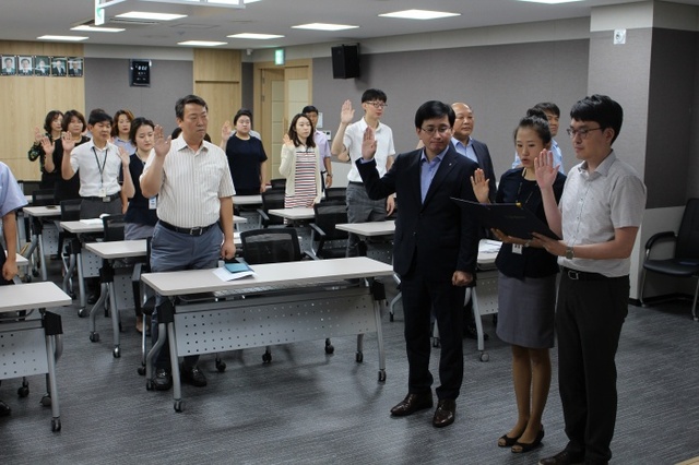 ▲ 농협 오산시지부 임직원들이 영업활동 윤리이행을 서약하고 실천을 다짐했다.