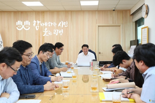 ▲ 광명시장실에서 박승원 시장이 시정혁신위원회 운영위원회를 주재하고 있다. 광명시 제공