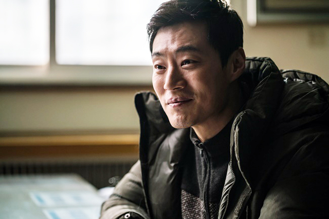 ▲ 영화 '미쓰백'에서 한지민(미쓰백 역)의 과거를 알고 있는 형사 장섭으로 분한 배우 이희준. 리틀빅픽처스