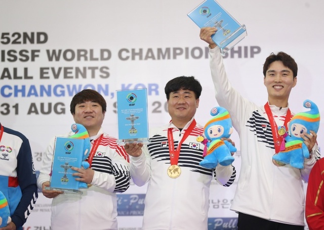 ▲ 4일 경남 창원국제사격장에서 열린 2018 창원 세계사격선수권대회 남자 50ｍ 권총 단체전에서 금메달을 획득한 한국 대표팀의 박대훈(동명대), 한승우(KT), 이대명(경기도청ㆍ왼쪽부터)이 시상식에서 기뻐하고 있다.연합뉴스