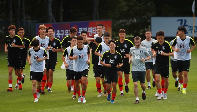 ▲ 한국 축구대표팀 선수들이 4일 오후 파주 축구대표팀트레이닝센터에서 가볍게 뛰며 몸을 풀고 있다. 연합뉴스