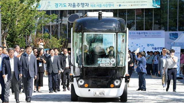 ‘경기도 자율주행차 제로셔틀 시승행사’가 열린 4일 성남시 판교 제2테크노벨리에서 이재명 경기도지사, 김정렬 국토교통부 제2차관, 조광주 경기도의회 경제과학기술위원장 등이 탄 제로셔틀이 도로로 출발하고 있다. 경기도와 차세대융합기술연구원이 3년간의 연구 끝에 개발한 자율주행차 제로셔틀은 이날 국내 최초로 운전자 개입없이 자율주행으로 일반도로를 주행했다. 조태형기자