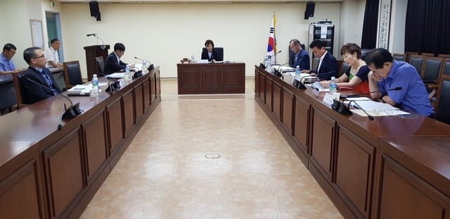 ▲ 군포 생활임금심의위원회 회의 개최 모습