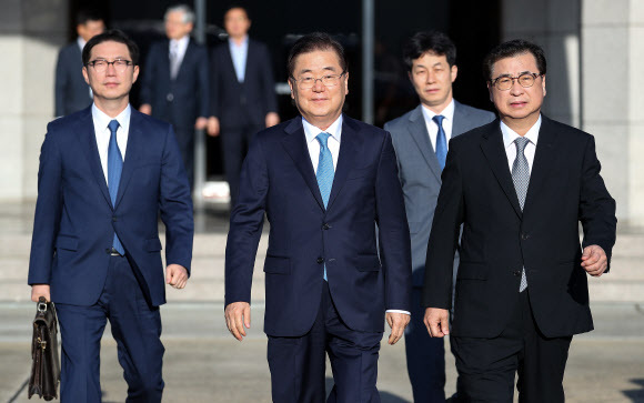 ▲ 정의용 청와대 국가안보실장을 수석으로 하는 문재인 대통령의 대북 특별사절단이 5일 오전 경기도 성남 서울공항을 통해 평양으로 출발하고 있다. 특사단 5명은 특별기를 타고 서울공항을 출발, 서해 직항로를 통해 방북한다. (앞줄 왼쪽부터) 천해성 통일부 차관, 정의용 국가안보실장, 서훈 국정원장, (윗줄 왼쪽부터) 윤건영 청와대 국정상황실장, 김상균 국정원 2차장. 연합뉴스