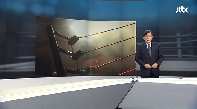 ▲ '뉴스룸'의 앵커브리핑 코너에서 이왕표 선수를 추모한 손석희 앵커. JTBC