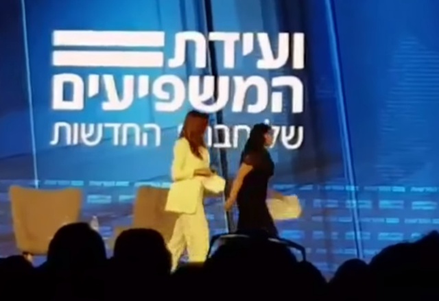 ▲ 모니카 르윈스키가 생방송 인터뷰 중 빌 클린턴 전 미국 대통령과의 성추문 관련 질문에 불쾌해하며 무대 밖으로 나가고 있다. 유튜브 영상 캡처
