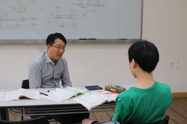 ▲ 일과 후 지역 청소년들의 ‘과외교사’로 변신하는 삼성전자 DS부문 연구원들1