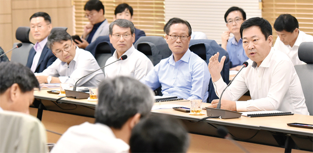 ▲ 박남춘 인천시장이 5일 시청 공감회의실에서 열린 간부회의에서 실•국별 현안을 보고받고 이에 대한 업무지시를 하고 있다. 인천시청 제공