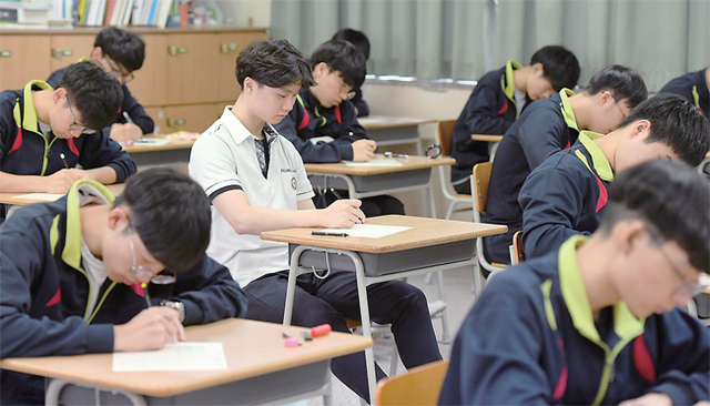 ▲ 2019학년도 대학수학능력시험을 앞두고 마지막 모의평가인 ‘2018년 9월 전국연합학력평가’가 5일 전국 고3 수험생 및 재수생 등을 대상으로 일제히 실시됐다. 수원시 영통구 태장고등학교에서 수험생들이 신중하게 답안지를 작성하고 있다. 이번 모의평가는 대체로 지난해 수능과 비슷하거나 약간 어렵게 출제된 것으로 분석됐다. 조태형기자