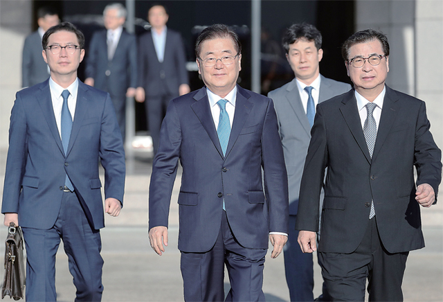 ▲ 정의용 청와대 국가안보실장을 수석으로 하는 문재인 대통령의 대북 특별사절단이 5일 오전 성남 서울공항을 통해 평양으로 출발하고 있다. 이날 특사단은 김정은 북한 국무위원장을 만나 문재인 대통령의 친서를 전달한 것으로 알려졌으며 오후 9시 50분께 한국으로 귀환했다. (왼쪽부터) 천해성 통일부 차관, 정의용 국가안보실장, 윤건영 청와대 국정상황실장, 서훈 국정원장. 연합뉴스