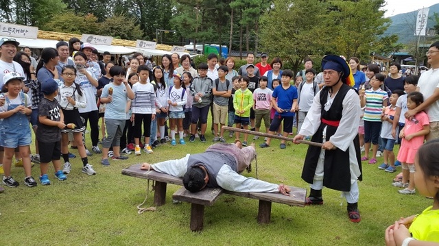 ▲ 0905[문화예술과]남양주시, 제32회 남양주다산문화제 개최 사진1 - 마재관아(곤장체험)