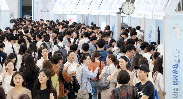 ▲ 6일 인천국제공항 교통센터에서 열린 항공산업 취업박람회 행사장이 구직자들로 북적이고 있다. 송길호기자