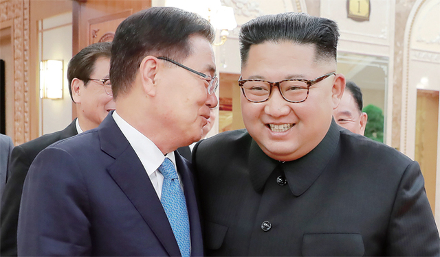 ‘화기애애’ 문재인 대통령의 특별 사절단 정의용 국가안보실장이 5일 북한 평양노동당 본부 청사에서 김정은 북한 국무위원장을 만나 귀엣말을 나누고 있다. 5인의 대북 특사단 은 평양에 11시간 40분을 체류하며 남북정상회담 일정·남북관계 진전·비핵화 방안 협의를 마치고 오후 서울공항을 통해 귀환했다. 청와대 제공