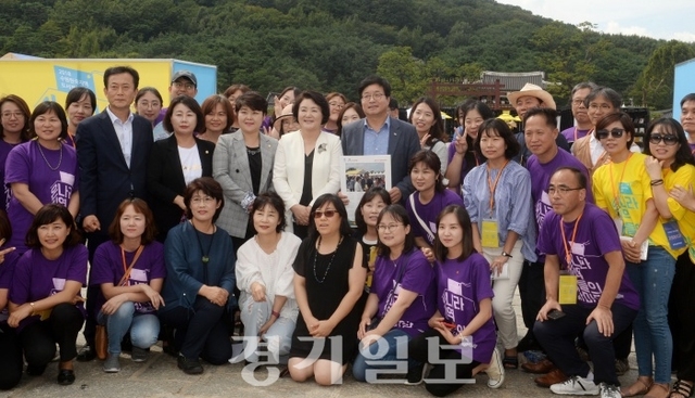김정숙 여사가 7일 화성행궁 광장에서 열린 2018 수원한국지역도서전을 방문해 염태영 수원시장, 관계자들과 함께 기념촬영을 하고 있다. 조태형기자