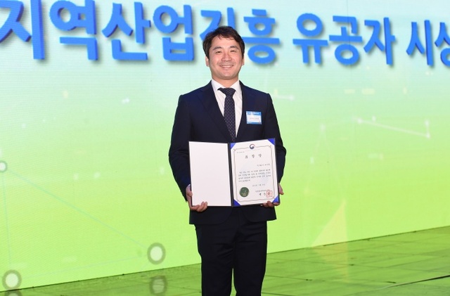 ▲ 8일 대전컨벤션센터에서 열린 2018 대한민국 균형발전박람회 지역산업진흥 유공자 시상식에서 산업통상자원부 장관상을 수상한 백성욱 ㈜아이풀 대표.아이풀 제공