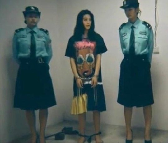 ▲ 중국 여배우 판빙빙(가운데)으로 추정되는 여성의 모습. 중국 온라인 커뮤니티
