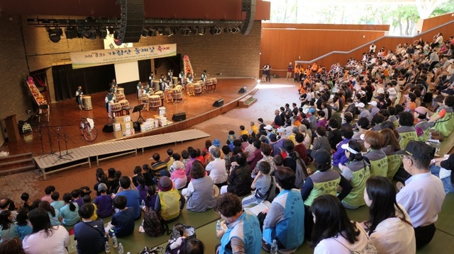 ▲ 광명시민체육관 오픈아트홀에서 하안1동 제7회 가림산 둘레길 축제가 진행되고 있다. 광명시 제공