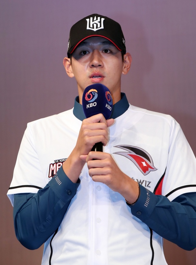 ▲ 이대은(경찰청)이 10일 오후 서울 중구 웨스틴조선 호텔에서 열린 '2019 KBO 2차 신인 드래프트' 1라운드에서 kt에 지명된 뒤 소감을 밝히고 있다.연합뉴스
