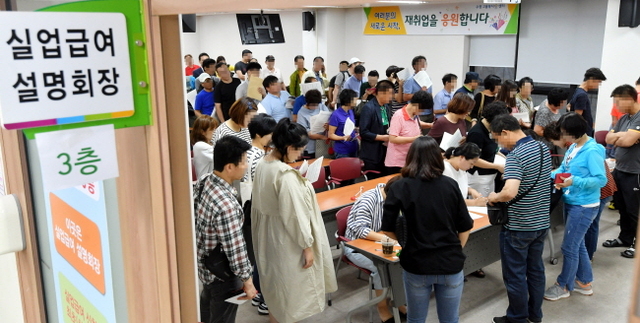 10일 수원고용복지플러스센터 실업급여 설명회장에서 다양한 연령대의 실업급여 신청자들이 관련교육을 받고 있다. 고용노동부 발표에 따르면 올해 2분기 실업급여 지급액이 역대최고를 기록했으며 수급자도 63만 여명에 달한다고 밝혀졌다. 김시범기자
