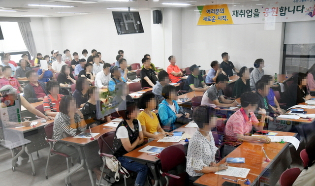  10일 수원고용복지플러스센터 실업급여 설명회장에서 다양한 연령대의 실업급여 신청자들이 관련교육을 받고 있다. 고용노동부 발표에 따르면 올해 2분기 실업급여 지급액이 역대최고를 기록했으며 수급자도 63만 여명에 달한다고 밝혀졌다. 김시범기자