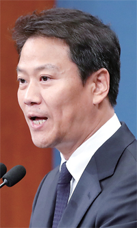 ▲ 평양 남북정상회담 준비위원장인 임종석 대통령 비서실장이 10일 오후 청와대 춘추관에서 열린 기자회견에서 국회의장·여야 5당 대표 등 9명의 평양정상회담 초청을 발표하고 있다. 연합뉴스