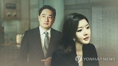 ▲ 유명 블로거 '도도맘' 김미나 씨와 불륜설이 퍼진 뒤 김미나 씨의 남편이 낸 소송을 취하시키기 위해 문서를 위조한 혐의로 재판에 넘겨진 강용석 변호사. 연합뉴스