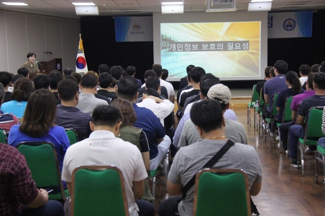 ▲ 11일 ‘제3차 수원스포츠포럼’에 참석한 참가자들이 교육을 받고 있다.수원시체육회 제공
