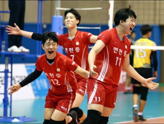 ▲ 제29회 CBS배 전국남녀중ㆍ고배구대회 남중부 결승에서 강릉 율곡중을 세트 스코어 2대0으로 꺾고 4년 만의 대회 우승을 확정한 안양 연현중 선수들이 환호하고 있다.발리볼코리아 제공