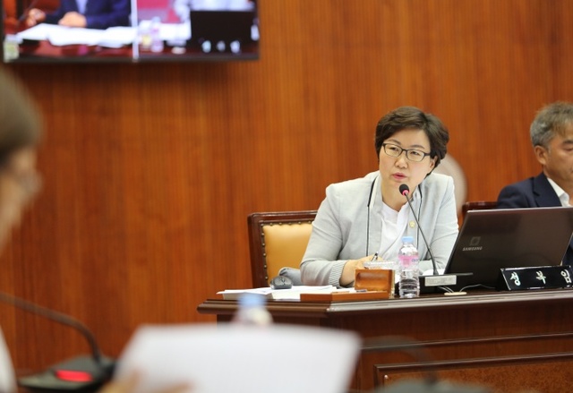 ▲ 사진자료(군포시의회 성복임의원, 행정사무감사에서 부조리한 청소행정관련 개선촉구)