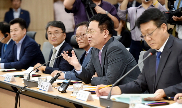 11일 인천시청 공감회의실에서 열린 인천시와 더불어민주당과의 2018 인천예산정책협의회에 참석한 박남춘 인천시장이 안사말을 하고 있다. 조주현기자
