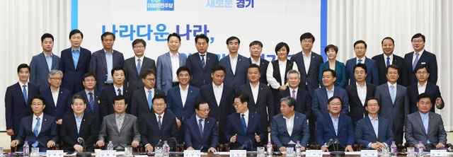 ▲ '더불어민주당-경기도 예산정책협의회'가 열린 11일 경기도청에서 이해찬 대표와 이재명 경기도지사가 기념촬영 중 대화를 나누고 있다. 조태형기자