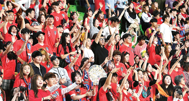 ▲ 구름관중 모여든 수원구장 대한민국과 칠레 축구 대표팀 평가전이 치뤄진 11일 수원월드컵경기장에서 경기장을 가득 메운 관중들이 한국을 응원하며 경기를 관람하고 있다. 조태형기자