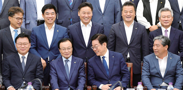 ▲ ‘더불어민주당-경기도 예산정책협의회’가 열린 11일 경기도청에서 이해찬 당대표와 이재명 경기도지사, 송한준 경기도의회 의장 등 참석자들이 기념촬영 중 대화를 나누고 있다. 조태형기자