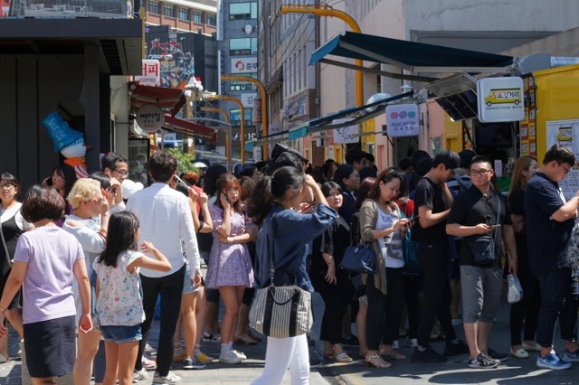 ▲ 신포청년몰 눈꽃마을 상점에 수많은 관광객들이 음식맛을 보기위해 줄을 서 있다. 인천중구청 제공
