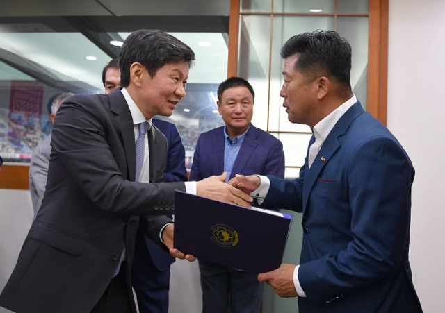 ▲ 이석재(오른쪽) 경기도 축구협회장이 11일 수원월드컵경기장에서 열린 축구대표팀 평가전 한국-칠레 경기에 앞서 '2017 FIFA U-20월드컵' 조직위원으로 성공개최에 기여한 공로로 대통령 표창을 정몽규 대한축구협회장으로부터 전수받고 있다.경기도축구협회 제공