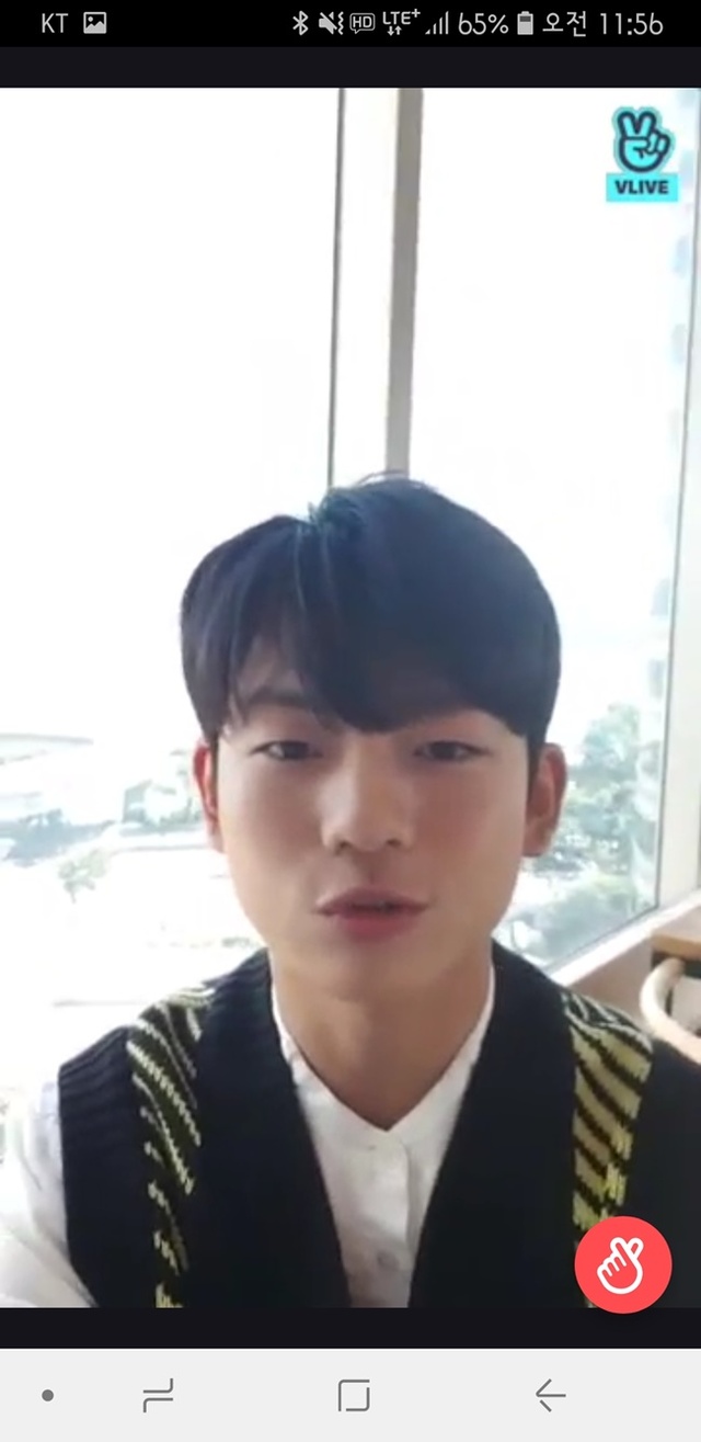 ▲ 브이라이브 생방송 중인 배우 왕석현. 라이언하트