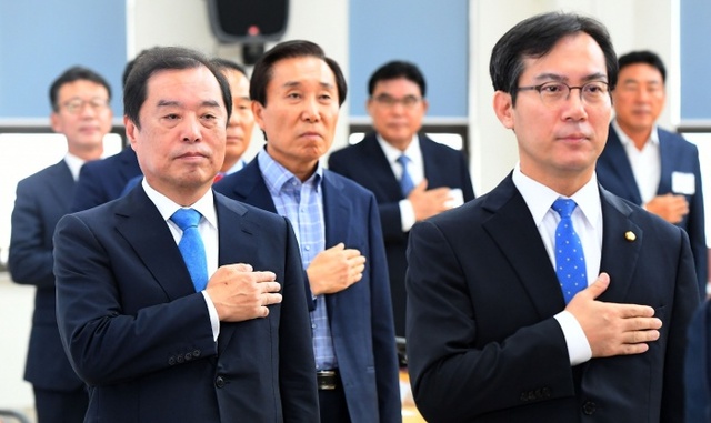▲ 13일 수원시 자유한국당 경기도당 당사에서 열린 ‘경기도 현장 비상대책위원회 및 원외 당협위원장 간담회’에서 김병준 자유한국당 비상대책위원장과 김영우 경기도당 위원장을 비롯한 참석자들이 국민의례를 하고 있다. 조태형기자