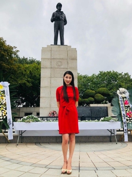▲ 맥아더 장군 상륙기념비에 헌화 중인 한나 김씨[한나 김 제공]