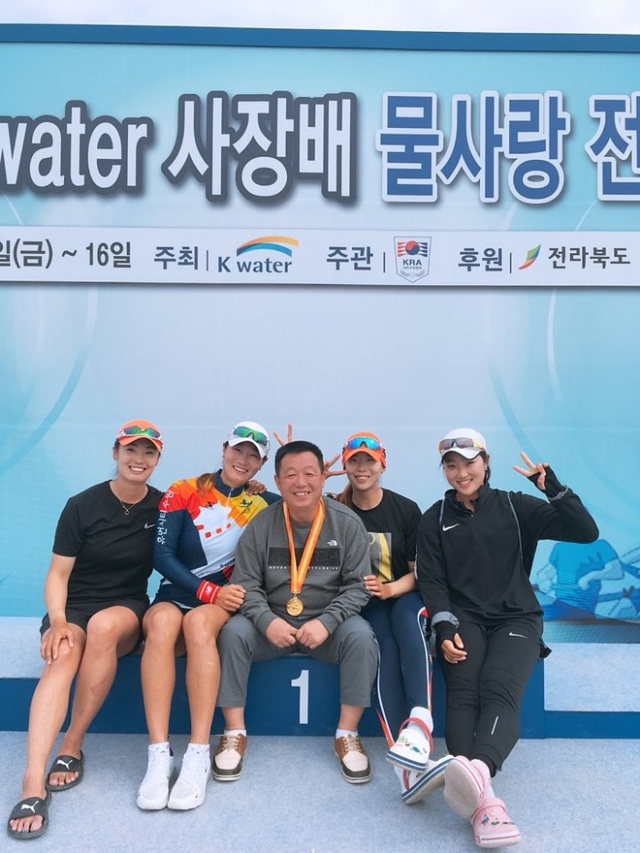 ▲ 제15회 K-water사장배 물사랑 전국조정대회 여자 대학ㆍ일반부 쿼드러플스컬서 우승한 수원시청 선수들과 이희우 코치가 기념촬영을 하고 있다.수원시청 제공