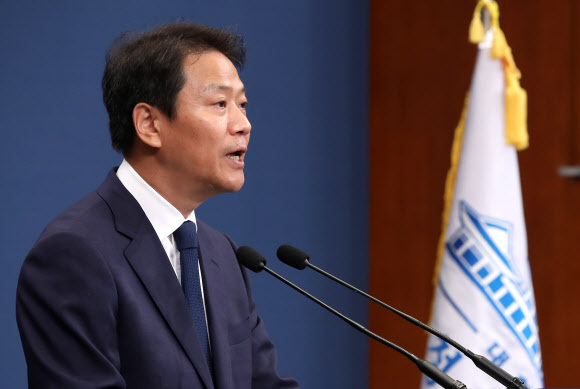 ▲ 평양 남북정상회담 준비위원장인 임종석 대통령 비서실장이 16일 오후 청와대 춘추관에서 남북정상회담 공식 수행원을 발표하고 있다. 연합뉴스