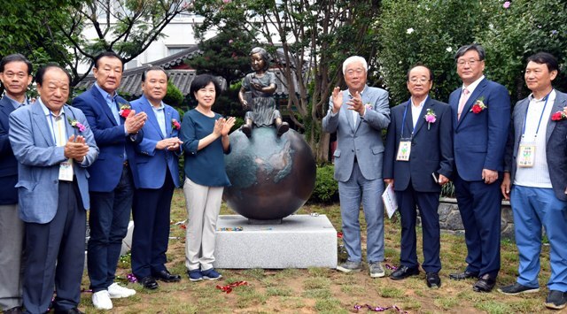 ▲ 15일 수원 매산초등학교에서 열린 제16회 매산초등학교 총동문 한마음 체육대회에서 이순국 매산초등학교 총동문회장, 김연섭 매산초등학교 교장 등 참석자들이 ‘매산초등학교의 꿈, 천년비전 조형물’을 제막 후 박수를 치고 있다.전형민기자