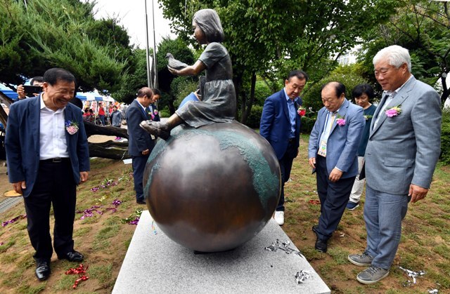 ▲ 15일 수원 매산초등학교에서 열린 제16회 매산초등학교 총동문 한마음 체육대회에서 이순국 매산초등학교 총동문회장, 김연섭 매산초등학교 교장 등 참석자들이 ‘매산초등학교의 꿈, 천년비전 조형물’제막 후 설치된 조형물을 둘러보고 있다.전형민기자