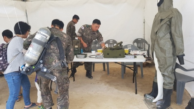 ▲ 육군 수도군단이 제4회 안양시민안전 페스티벌에서 시민들에게 군부대 안전장비 체험을 제공하고 있다.