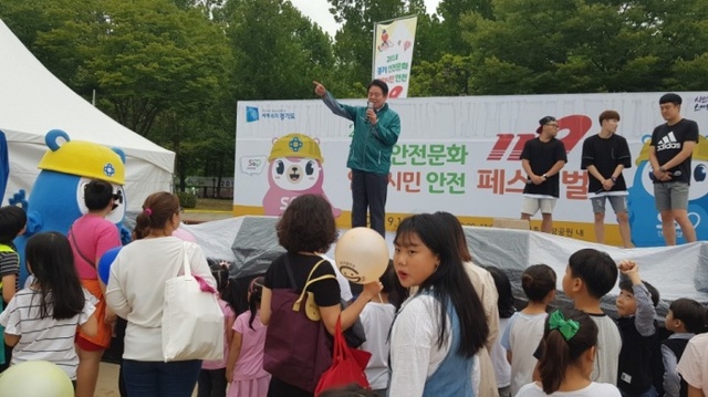 ▲ 최대호 안양시장이 지난 14일 안양 평촌공원에서 열린 ‘제4회 안양시민안전 페스티벌’에서 아이들에게 교통안전수칙을 설명하고 있다.