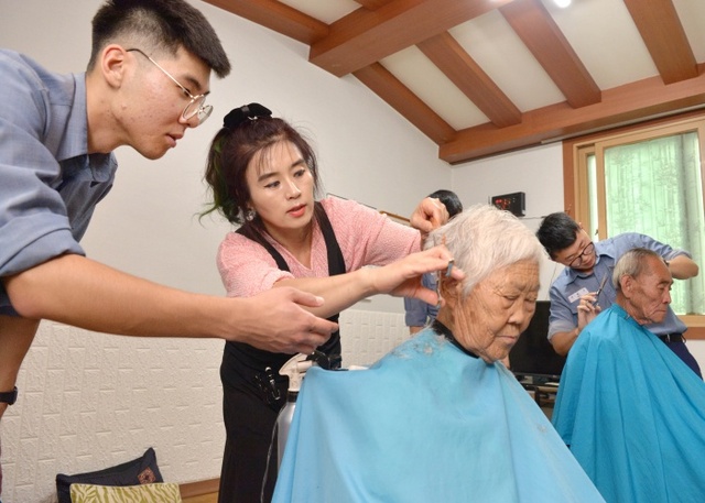 ▲ 해군2함대 근무지원대대 이발봉사