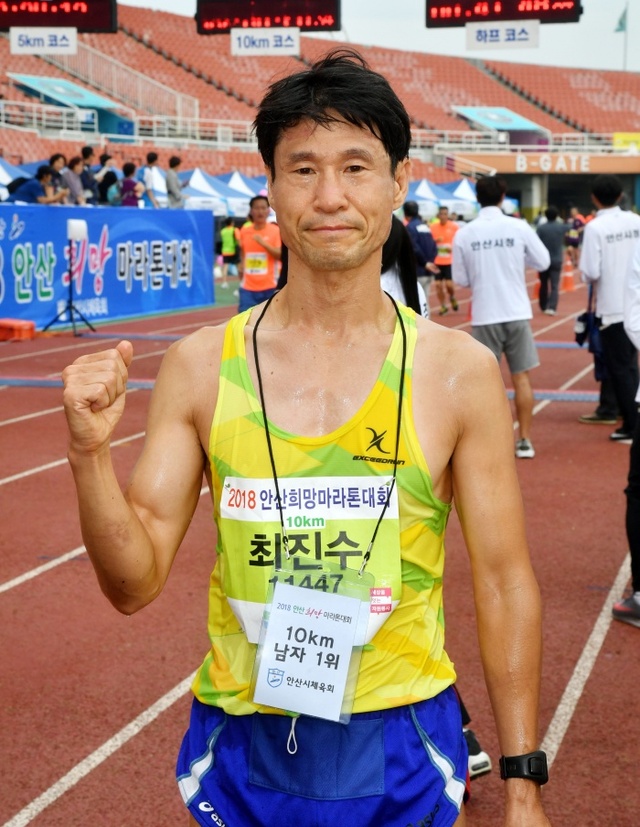 ▲ 2018 안산희망마라톤대회 남자 하프코스에서 우승한 문삼성씨가 결승 테이프를 끊고 있다 (2)