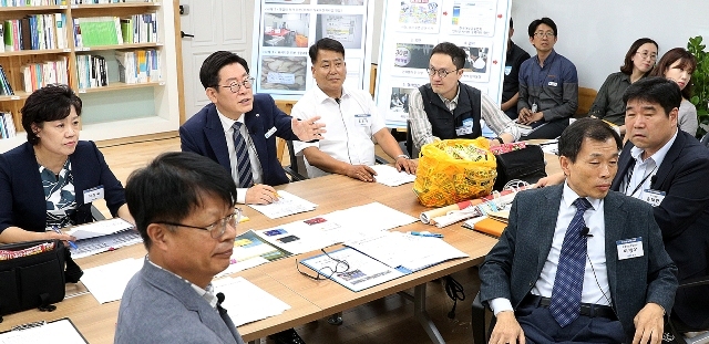 ▲ 이재명 경기도지사가 지난 14일 오후 도청 집무실에서 페이스북 라이브방송으로 불법 대부업 등 민생범죄근절 대책회의를 주재하고 있다. 경기도제공