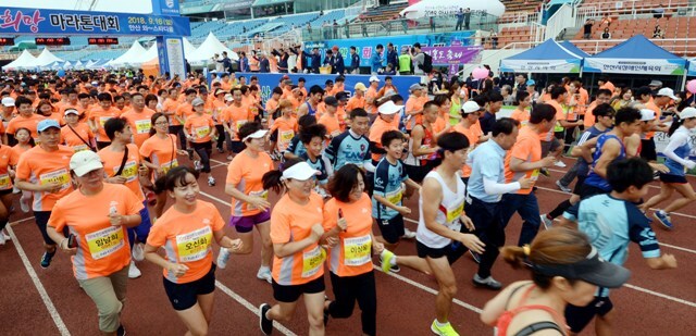 ▲ 16일 안산 와~스타디움에서 열린 ‘2018 안산희망마라톤대회’에서 5km 참가자들이 힘차게 출발하고 있다. 1만 5천여 마라토너가 출전한 이번 대회는 안산시와 경기일보가 공동주최하고 안산시체육회, 안산시육상연맹이 주관했다.  김시범ㆍ조태형기자
